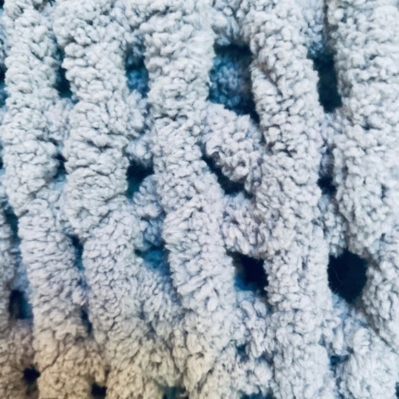 ✨✨ 3 Skeins Bernat Blanket Yarn 🧶 Pale Gray ✨✨ - Picture 5 of 5